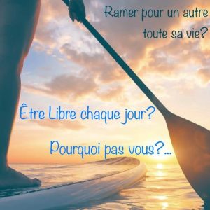 Personne sur une planche de paddle
