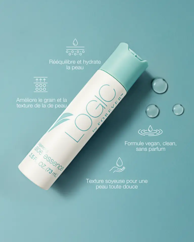 Essence visage hydratante dans un flacon bleu clair posée sur fond pastel avec gouttes d’eau