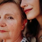 Deux femmes, une peau mature et une peau jeune, illustrant les effets du temps et du soleil sur le visage