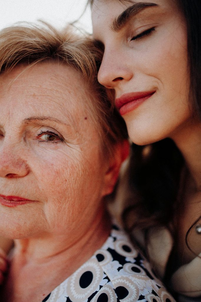 Deux femmes, une peau mature et une peau jeune, illustrant les effets du temps et du soleil sur le visage