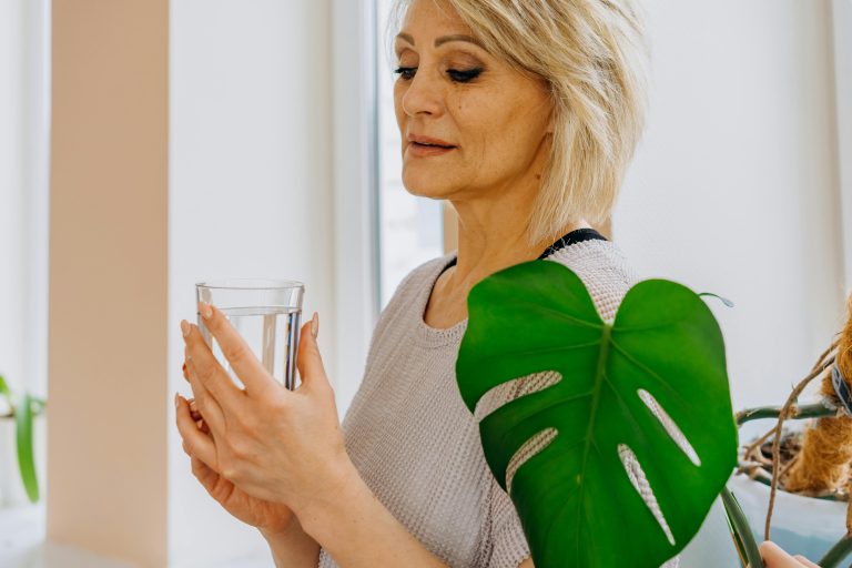 femme ménopause hydratation bien-être naturel
