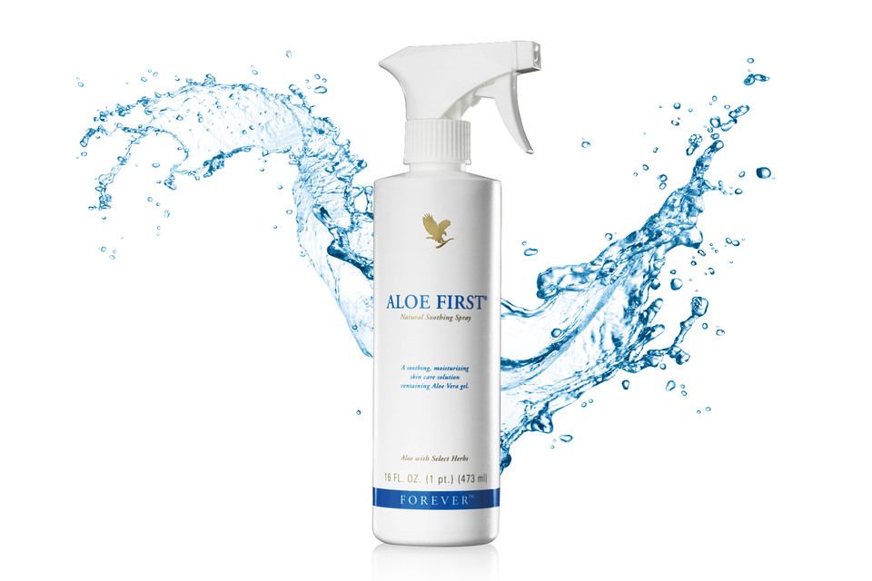 flacon spray Aloe First avec éclaboussures d’eau illustrant son effet rafraîchissant