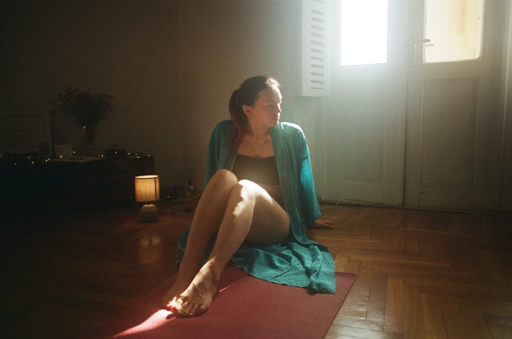 femme au repos dans une pièce lumineuse, moment de détente pour soulager la chaleur et les sensations de jambes lourdes