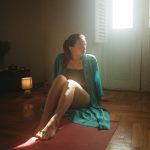 femme au repos dans une pièce lumineuse, moment de détente pour soulager la chaleur et les sensations de jambes lourdes