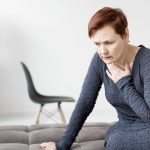 Femme après 50 ans ressentant un inconfort pouvant évoquer une inflammation chronique
