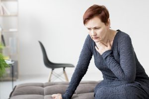 Femme après 50 ans ressentant un inconfort pouvant évoquer une inflammation chronique